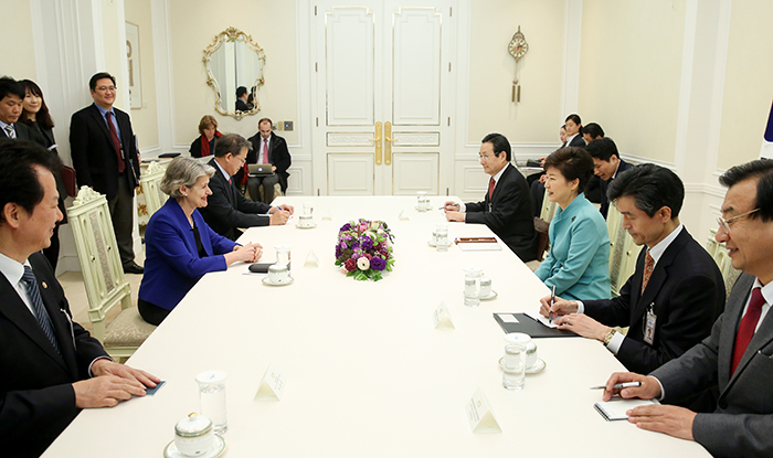 박근혜 대통령이 4일 청와대에서 이리나 보코바 유네스코 사무총장과의 접견 자리에서 이야기를 나누고 있다. (사진: 청와대)