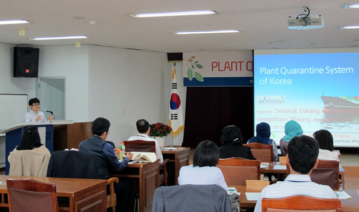 아세안지역 8개 국가 식물검역 연수사업 참가자들이 강의를 받고 있는 모습. (농림축산검역본부 제공)
