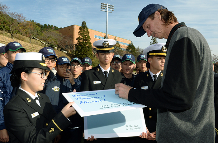 한국 해군사관학교를 찾은 랜디 존슨이 19일 생도들에게 사인을 해주며 격려의 말을 전하고 있다. 