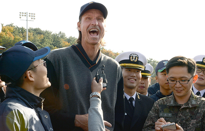 랜디 존슨이 19일 해군사관학교를 찾아 생도들 및 기자들과 이야기를 나누다 환하게 웃고 있다. 