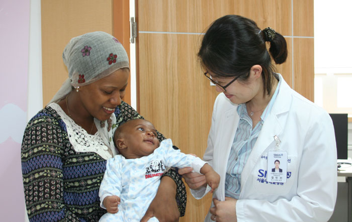 서울적십자병원 희망진료센터 소아과에서 진료를 받는 외국인 가족. (사진: 서울적십자병원 제공)