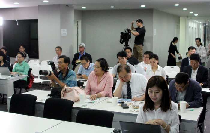 외신기자들이 한국프레스센터에서 1일 열린 서울안보대화 상주외신 대상 브리핑에서 취재에 열중하고 있다.