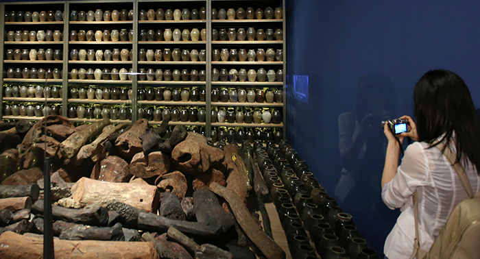 관람객들이 신안해저선 발굴품 가운데 일부인 자단목과 도자기들을 살펴보고 있다.