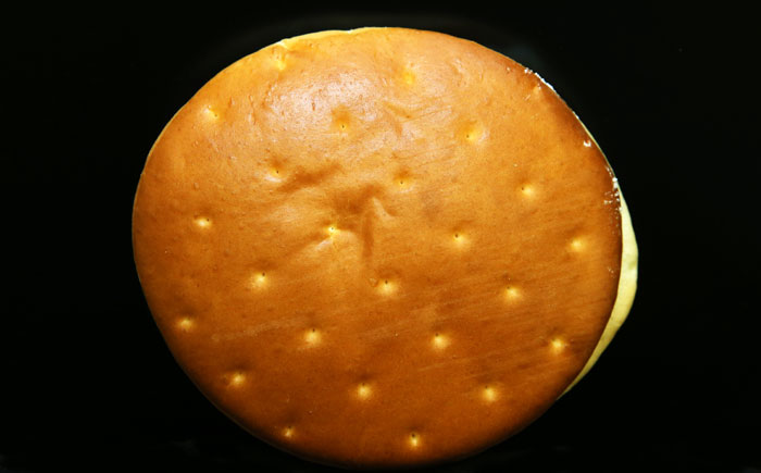 구멍이 송송 뚫린 빵 속에서 녹는 달콤한 하얀 크림이 특징인 삼립크림빵은 반세기가 넘도록 한국의 국민간식으로 자리잡았다. 
