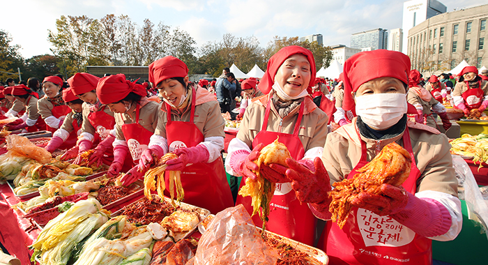 ‘2014 서울김장문화제’가 열린 14일 김치 담그기에 동참한 시민들이 환한 웃음을 보이며 김치를 보여주고 있다. 