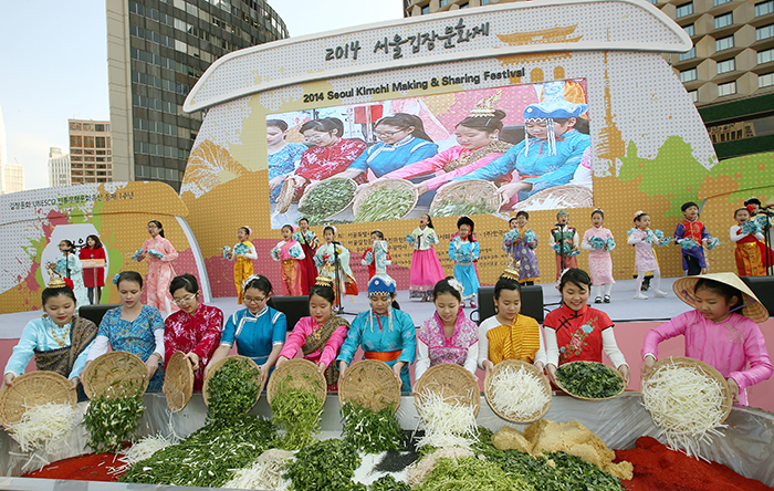 세계 각국의 어린이들이 14일 ‘2014 서울김장문화제’ 개막식에서 김치 속 재료를 대형 버무림통에 넣고 있다. 
