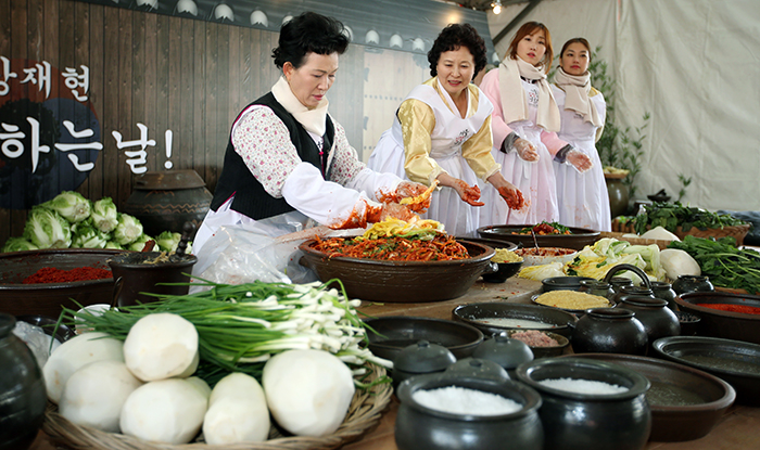 ‘2014 서울김장문화제’가 열린 14일 광화문광장에서 전통 방식으로 김치를 담그는 법을 시범 보이고 있다. 
