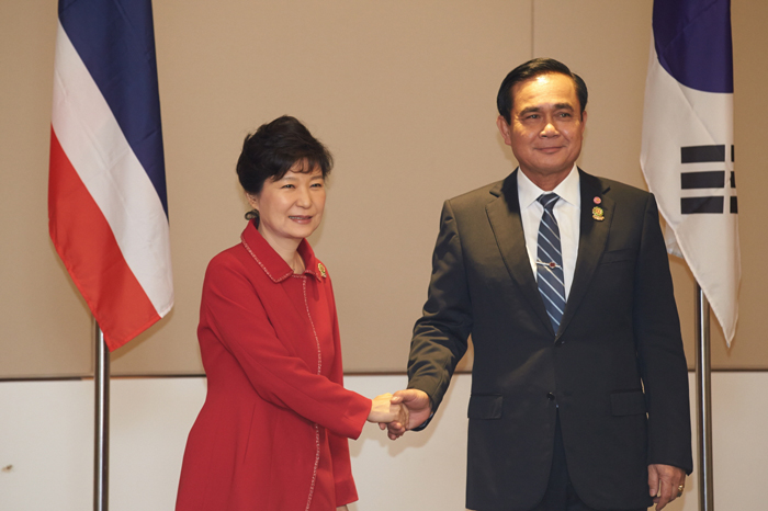 박근혜 대통령(왼쪽)과 프라윳 찬오차 태국 총리가 정상회담에 앞서 악수를 하고 있다. 