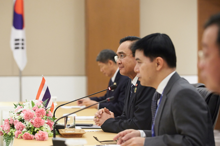 한-태국 정상회담에서 환담하고 있는 박근혜 대통령(사진 위, 가운데)과 프라윳 찬오차(사진 아래, 오른쪽에서 두 번째) 태국 총리 