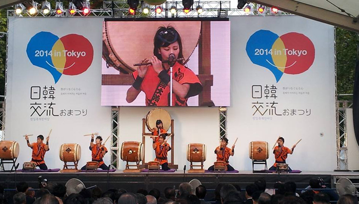 27일 도쿄 히비야 공원에서 열린 ‘한일축제한마당 도쿄 2014’에서 한국의 국립민속국악단 단원들과 일본 공연팀이 함께 전통 북을 연주하고 있다. 