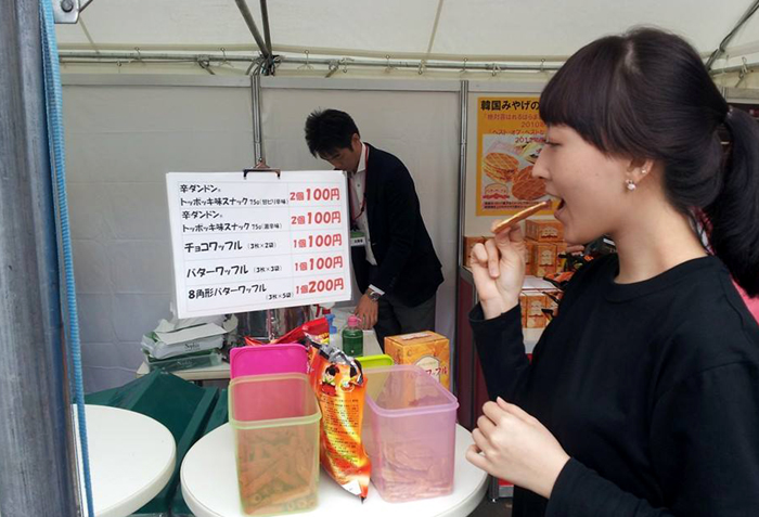 ‘한일축제한마당 도쿄 2014’에서 한국 과자를 시식하고 있는 일본인 관객. 