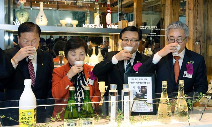 김종덕 문화체육관광부 장관(오른쪽)과 이동필 농림축산식품부 장관(오른쪽에서 두 번째) 등이 11일 ‘전통주 갤러리’에서 시음하고 있다. 