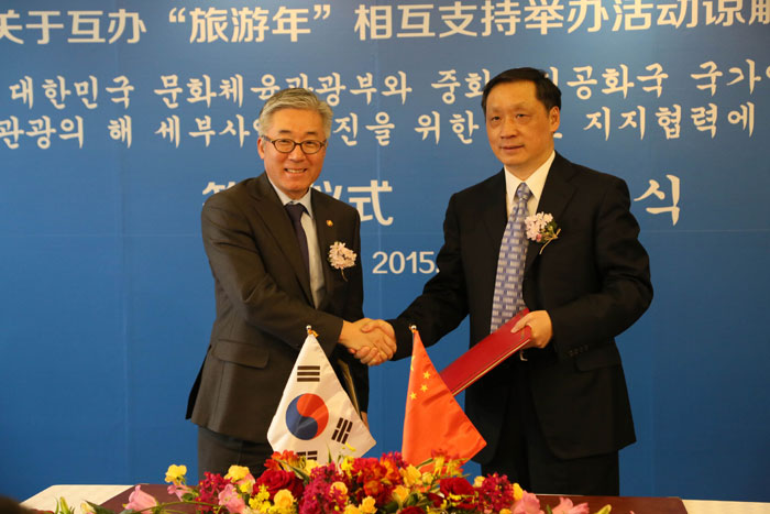 김종덕 장관(왼쪽)과 리 중국 국가여유국장이 한-중 관광장관회의를 하고 있다.