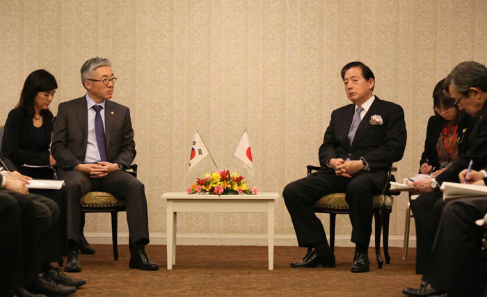 김종덕 장관(왼쪽 두 번째)과 오타 일본 국토교통상이 한-일 관광장관회의를 갖고 있다.
