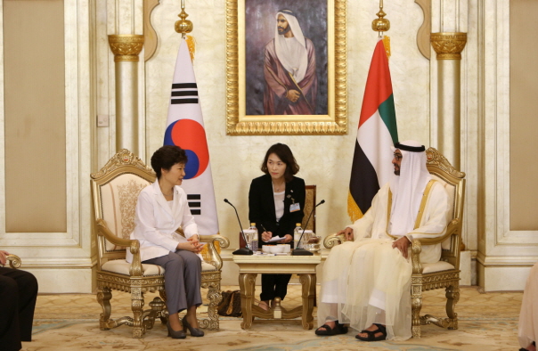 아랍에미리트를 방문한 박근혜 대통령이 20일 아부다비 에미리츠 팰리스 호텔에서 모하메드 빈 자이드 알 나흐얀 왕세제를 접견하고 있다. (사진: 청와대) 