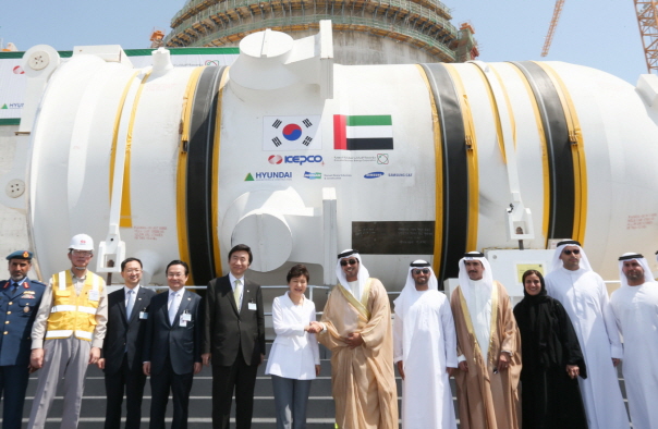 박근혜 대통령은 20일 아랍에미리트 바라카 원전 건설현장에서 열린 원전 1호기 원자로 설치행사에 참석했다. (사진: 청와대) 