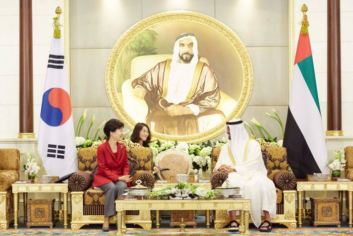 박근혜 대통령(왼쪽)과 모하메드 빈 자이드 알 나흐얀(Sheikh Mohammad bin Zayed Al Nahyan) 아부다비 왕세제가 지난 5일 아랍에미리트 아부다비 알-무슈리프 궁에서 정상회담을 하고 있다. 