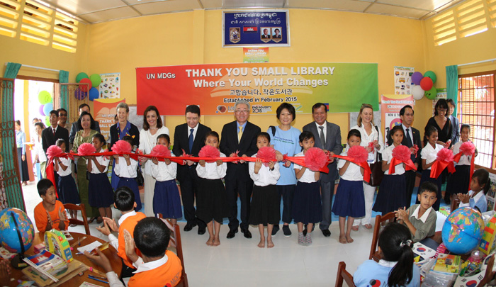 김종덕 문화체육관광부 장관(두번째줄 가운데)이 5일 캄보디아 시엠립에서 열린 ‘작은도서관’ 개관식에서 참석자들과 개관 축하 테이프 커팅을 하고 있다.