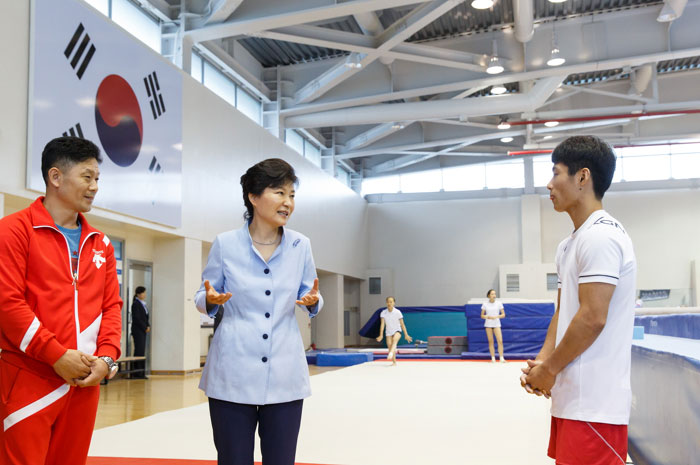 태릉선수촌을 방문한 박근혜 대통령(왼쪽 두번째)이 기계체조 남자 국가대표 양학선 선수를 만나 대화나누고 있다. (사진: 청와대)