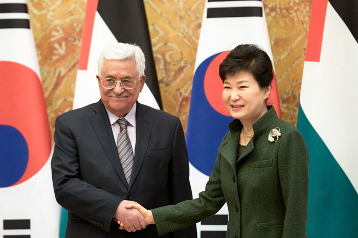 朴槿恵大統領(右)とマフムード・アッバースパレスチナ首班が18日に青瓦台の首脳会談会場で握手をしている 