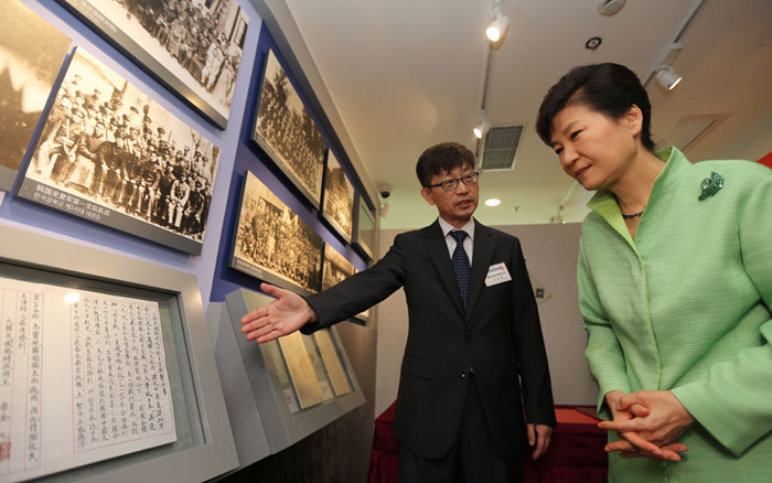 박근혜 대통령이 4일 상하이 대한민국 임시정부청사 재개관식에서 임시정부 관련 기록물에 대한 설명을 듣고 있다.