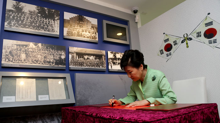 박근혜 대통령이 4일 상하이 대한민국 임시정부청사 재개관식에서 방명록에 서명하고 있다.