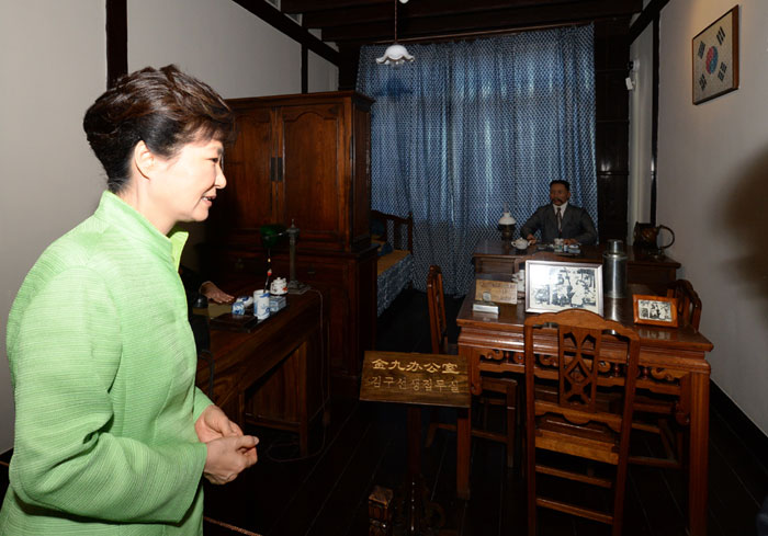 박근혜 대통령이 4일 상하이 대한민국 임시정부청사 내부를 둘러보고 있다.