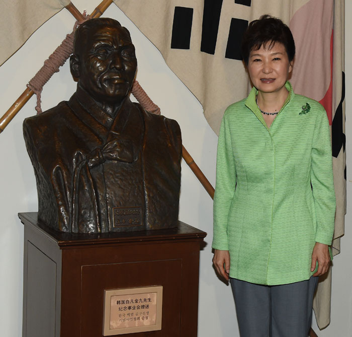 박근혜 대통령이 4일 상하이 대한민국 임시정부청사 회의실의 백범 김구 선생 흉상 앞에서 기념촬영을 가졌다. 