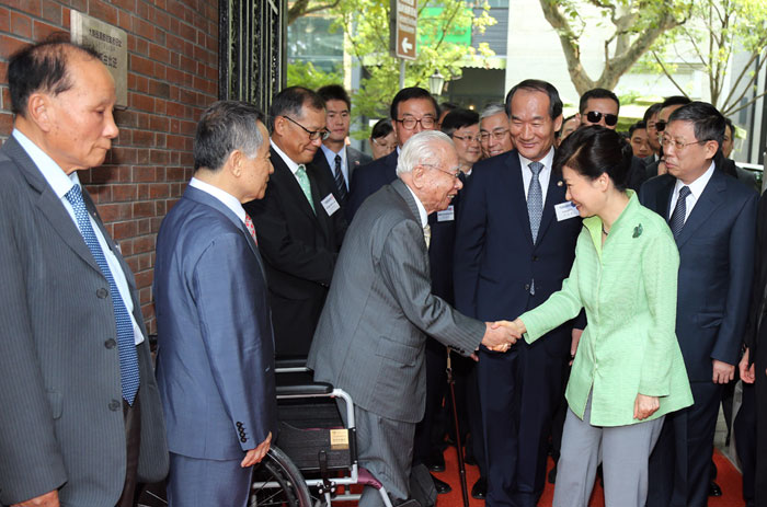 박근혜 대통령이 4일 상하이 대한민국 임시정부청사 재개관식에서 독립유공자 후손들과 인사하고 있다.