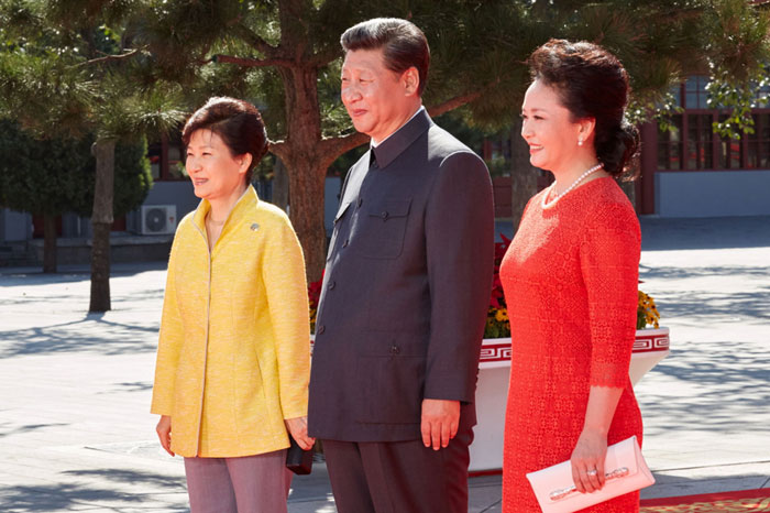 중국 전승70주년 기념식에 참석한 박근혜 대통령(왼쪽)이 시진핑 중국주석, 펑리위안 여사와 인사 나누고 있다.
