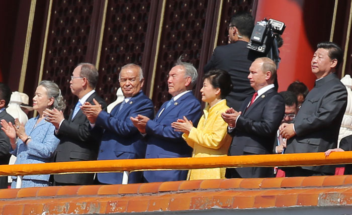 박근혜 대통령이 3일 오전 중국 베이징 텐안먼에서 열린 전승절 70주년 기념대회에 참석, 시진핑 중국 국가주석, 푸틴 러시아 대통령 등 각국 정상들과 함께 열병식을 지켜보고 있다.