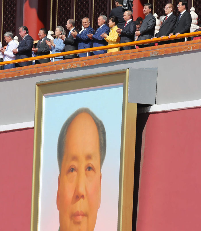 박근혜 대통령이 3일 오전 중국 베이징 텐안먼에서 열린 전승절 70주년 기념대회에 참석, 시진핑 중국 국가주석, 푸틴 러시아 대통령 등 각국 정상들과 함께 열병식을 지켜보고 있다.