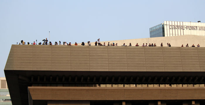 이른 새벽부터 일찌감치 자리를 잡고 응원하는 시민들(사진 위). 세종문화회관 옥상에서 응원하는 광경을 촬영하는 취재진들(사진 아래). (사진 위택환)