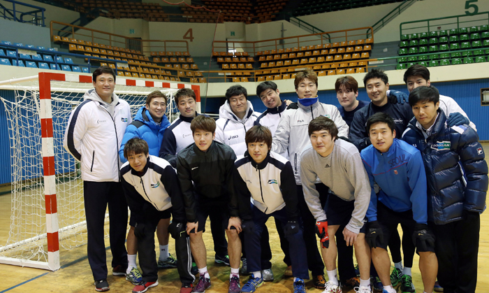 윤경신 감독(왼쪽)과 그가 이끄는 두산 남자핸드볼팀.