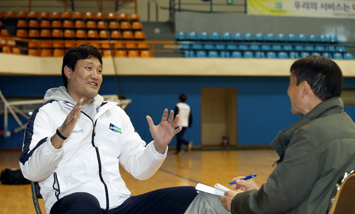 윤경신 감독(왼쪽)이 자신의 핸드볼 인생에 대해 이야기하고 있다. 