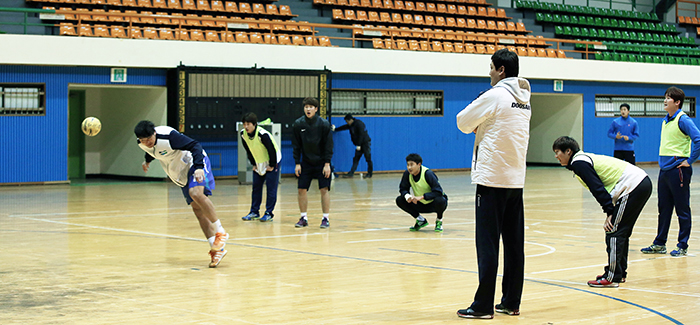 윤경신 현 두산 남자핸드볼팀 감독이 경기도 의정부실내체육관에서 선수들의 연습을 지켜보고 이다. 