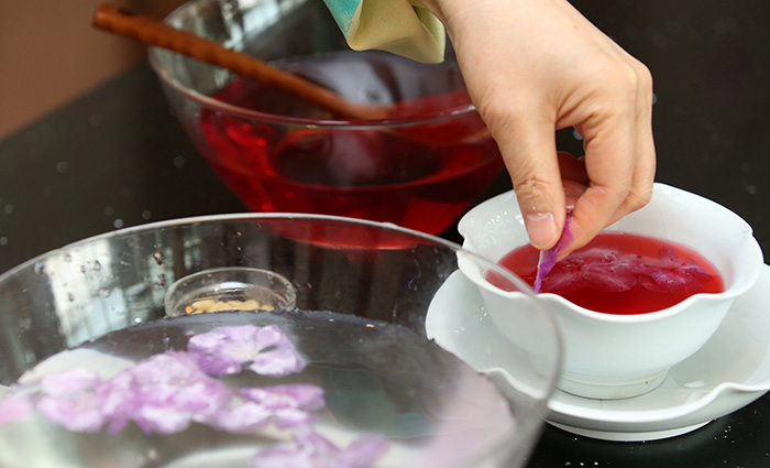 녹두녹말을 묻힌 진달래꽃은 끓는 물에 1~2초 정도만 넣었다 꺼내어, 찬물에 바로 넣어 냉각시켜야 색이 변하지 않는다.