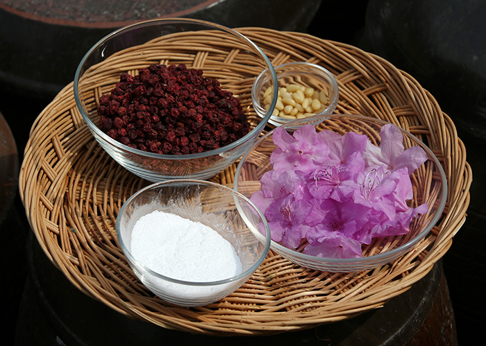 진달래화채의 주 재료인 진달래꽃, 오미자, 설탕, 잣, 녹두분말