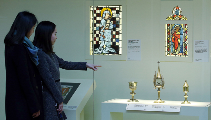 (왼쪽부터) 금속과 유리로 제작된 중세 예배 용품들. 성작(15세기 후반, Chalice), 성체 안치기(15세기, Monstrance), 성합(1250~1300, Ciborium) 