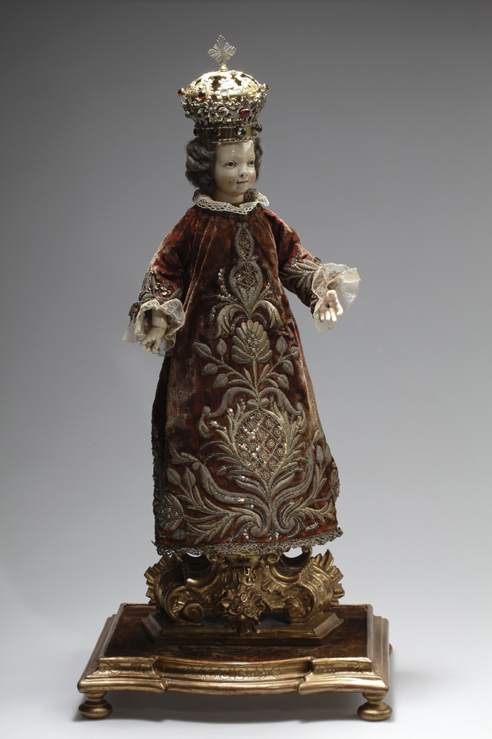 1740~1750년에 제작된 왕관을 쓴 아기 예수상. 자수로 장식된 중세의 제의복이 특징으로 이번 전시 중 주목할만한 작품으로 꼽힌다. 