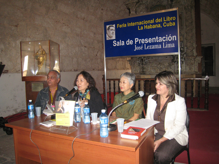 지난 13일 호텔 나시오날(Hotel Nacional)에서 열린 '한국 문학의 밤'에서 청중의 질문에 답변하는 문정희 시인(왼쪽에서 두 번째)와 오정희 소설가(왼쪽에서 세 번째).    