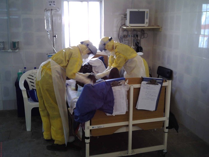에볼라 긴급구호대 2진이 4주간의 의료활동을 마치고 귀국했다. 사진은 긴급구호 대원들이 에볼라 바이러스 감염 환자를 돌보는 모습. 