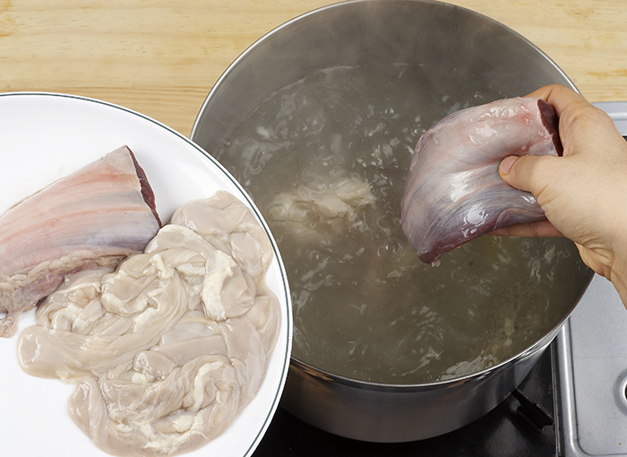 鍋に汁と切った肉を入れて強火で煮込んでから、塩、こしょうで味付けしてもう一回煮込む。