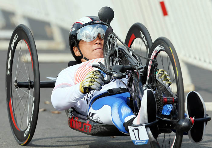 2014 인천 장애인 아시아경기대회 핸드사이클 여자 개인전이 열린 22일 한국의 이도연이 이를 악물고 역주를 펼치고 있다. 