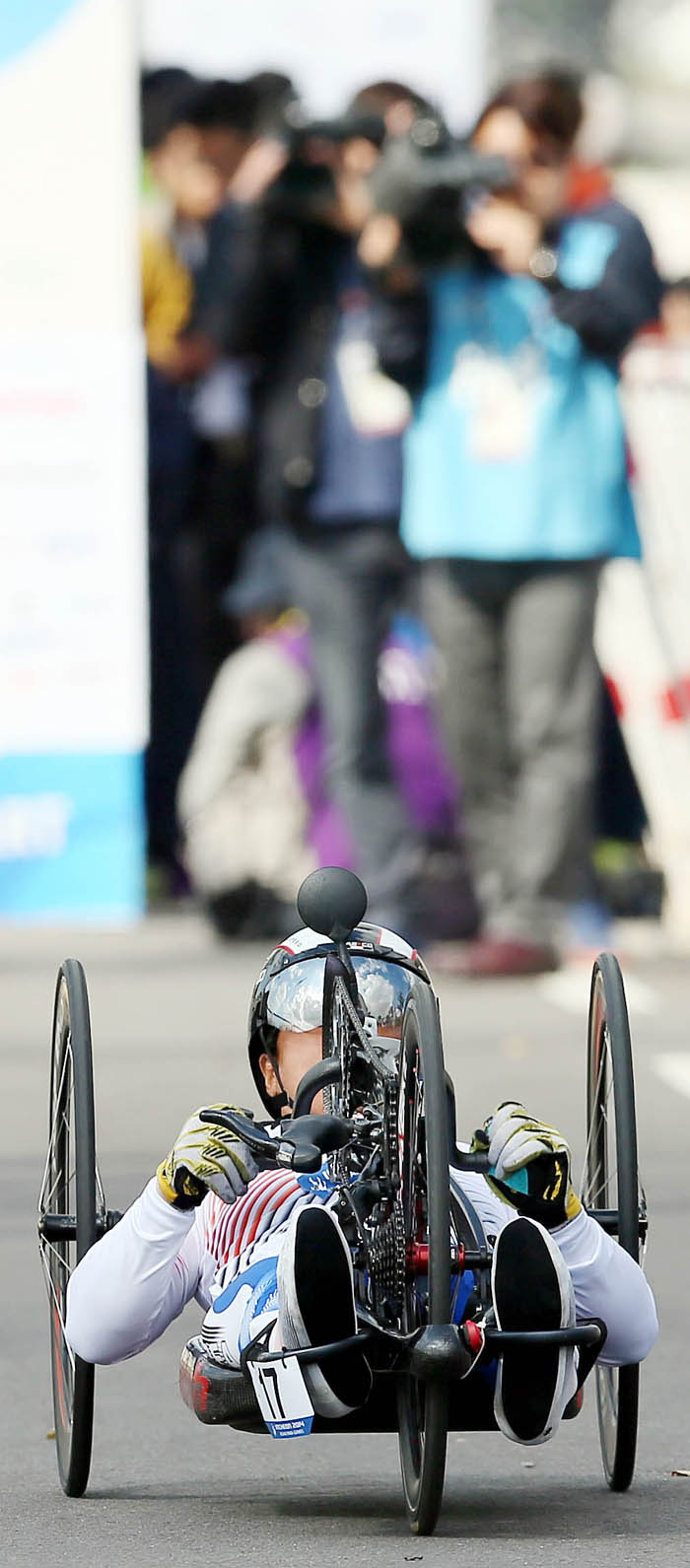 2014 인천 장애인 아시아경기대회 핸드사이클 여자 개인전에서 2관왕이 된 이도연. 