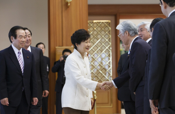 24일 박근혜 대통령(가운데)이 청와대를 방문한 누카가 후쿠시로(額賀福志郞) 일·한의원연맹 회장과 악수하고 있다. 