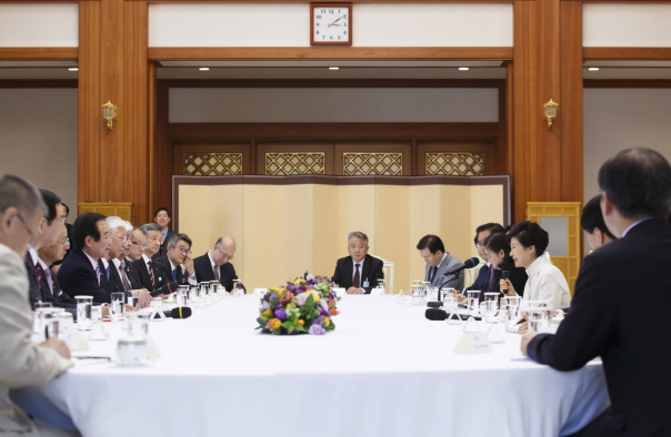박근혜 대통령이 한·일의원연맹 일본측 대표단과 환담하고 있다. 