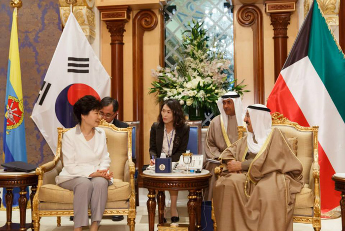 박근혜 대통령(왼쪽)이 2일 쿠웨이트 바얀궁에서 쉐이크 사바 알-아흐마드 알-자베르 알-사바(H.H. Sheikh Sabah Al-Ahmad Al-Jaber Al-Sabah) 쿠웨이트 국왕과 정상회담을 갖고 정치•외교•에너지•문화 등에서 협력을 강화하기로 했다. 