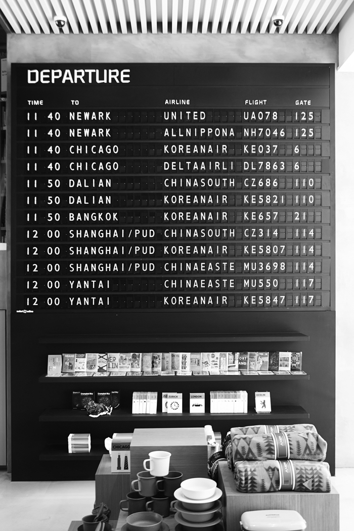 (위) 세계지도가 그려져 있는 여행서적 코너. (아래) 골동품이 된 수동식 비행 안내판 (사진: 현대카드) 