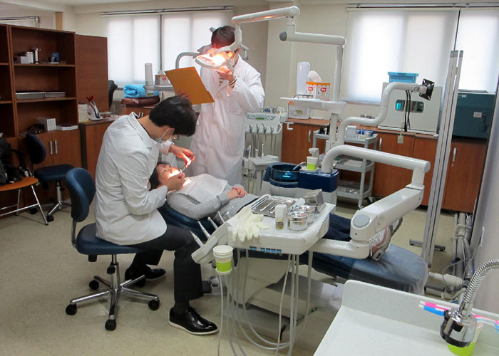 서울외국인근로자센터에서 치과 진료를 하는 모습. 